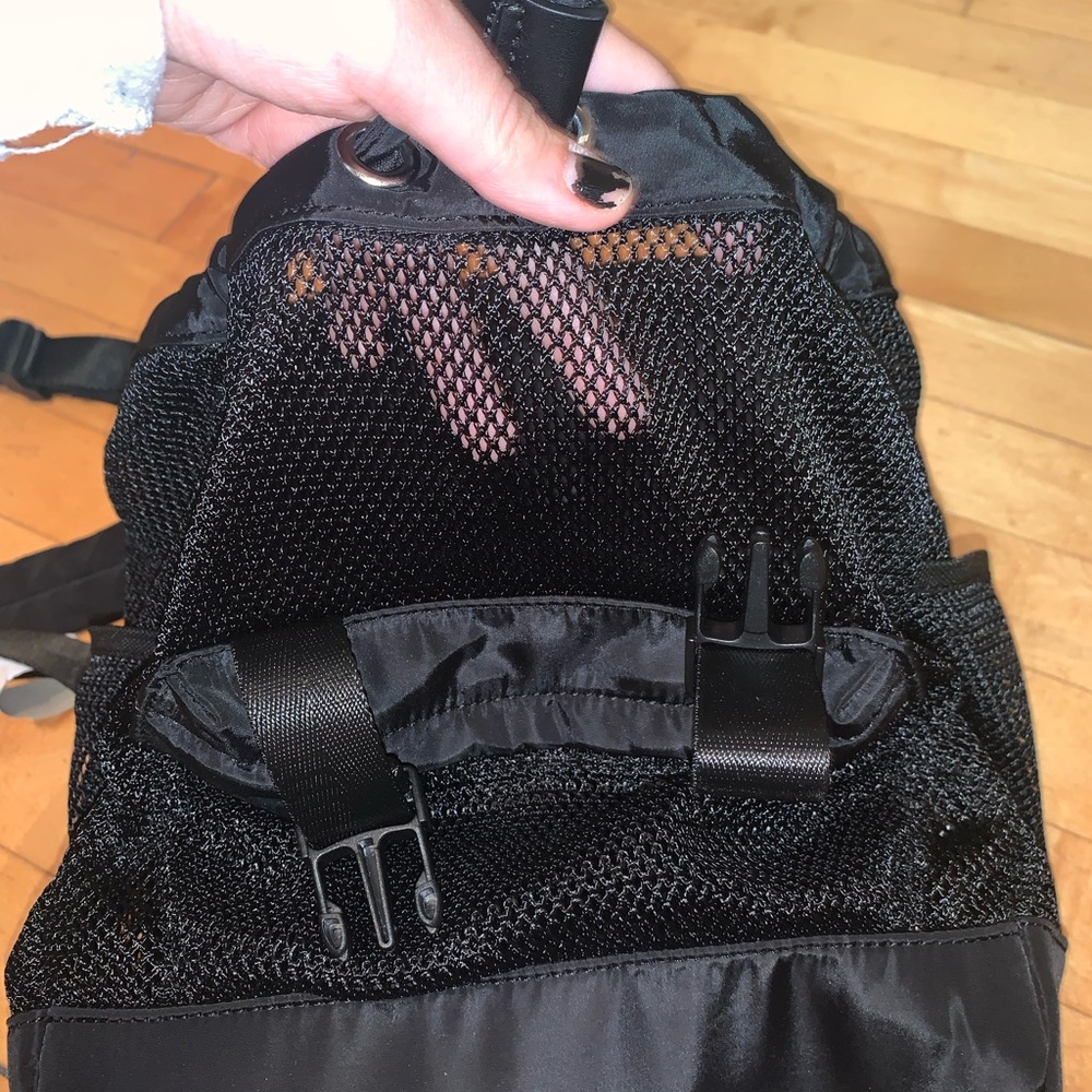 🎒NWT - F21 netted mini backpack - Picture 5 of 9